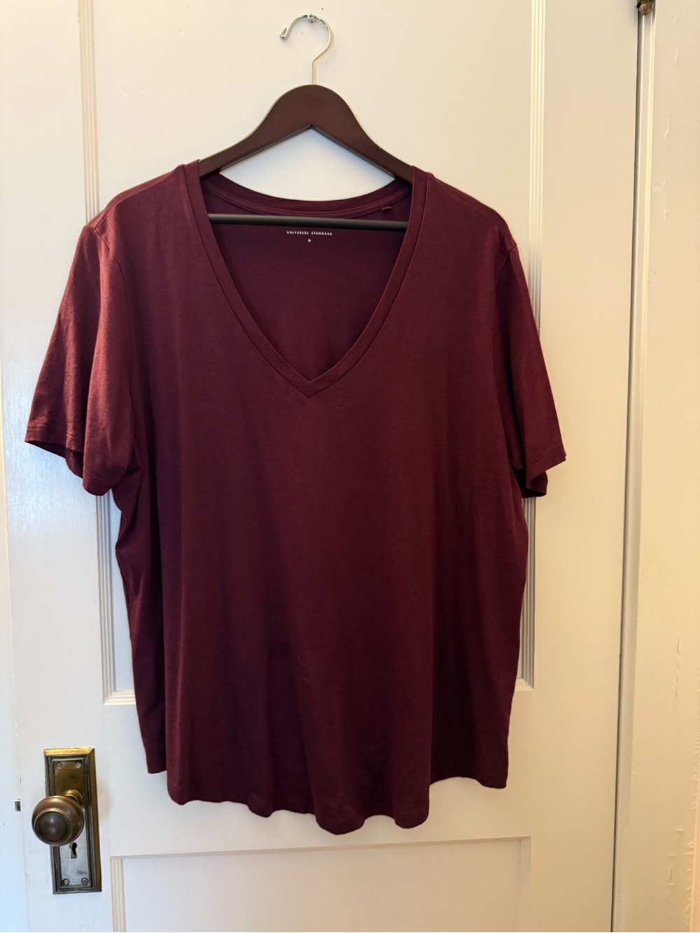 Universal Standard V-Neck Short Sleeve Tee in Burgundy Size M (18-20)
